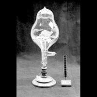 Voorwerpen\12300\12392.jpg; V12392; Vacuum tube, 1875-1925Vacuum tube, 1875-1925; Vacuumbuis met fosforescerend mineraalVacuum tube with phosphorescent mineral